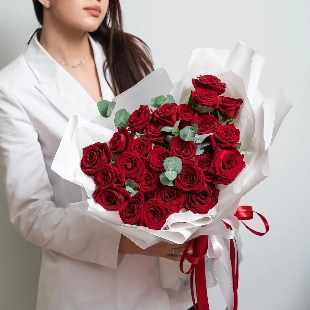 Роскошный букет из 25 красных роз с эвкалиптом – королевский подарок  Петрозаводск Республика Карелия