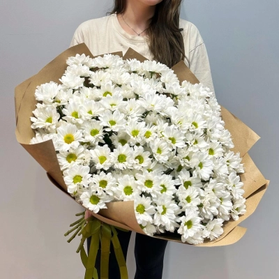 Букет «21 ромашка» – нежные белые кустовые хризантемы в натуральном стиле Петрозаводск Республика Карелия