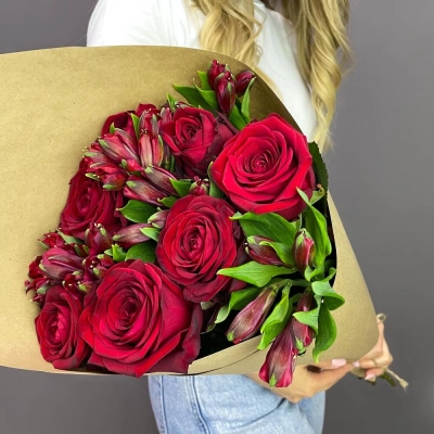 Букет «Страсть» – гармония красных роз и нежных альстромерий Петрозаводск Республика Карелия