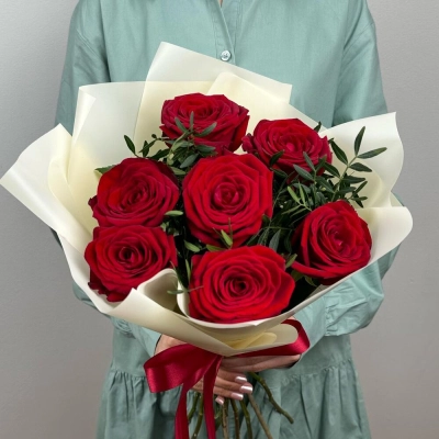 Букет «Гранатовый» из красных роз в роскошной упаковке Петрозаводск Республика Карелия