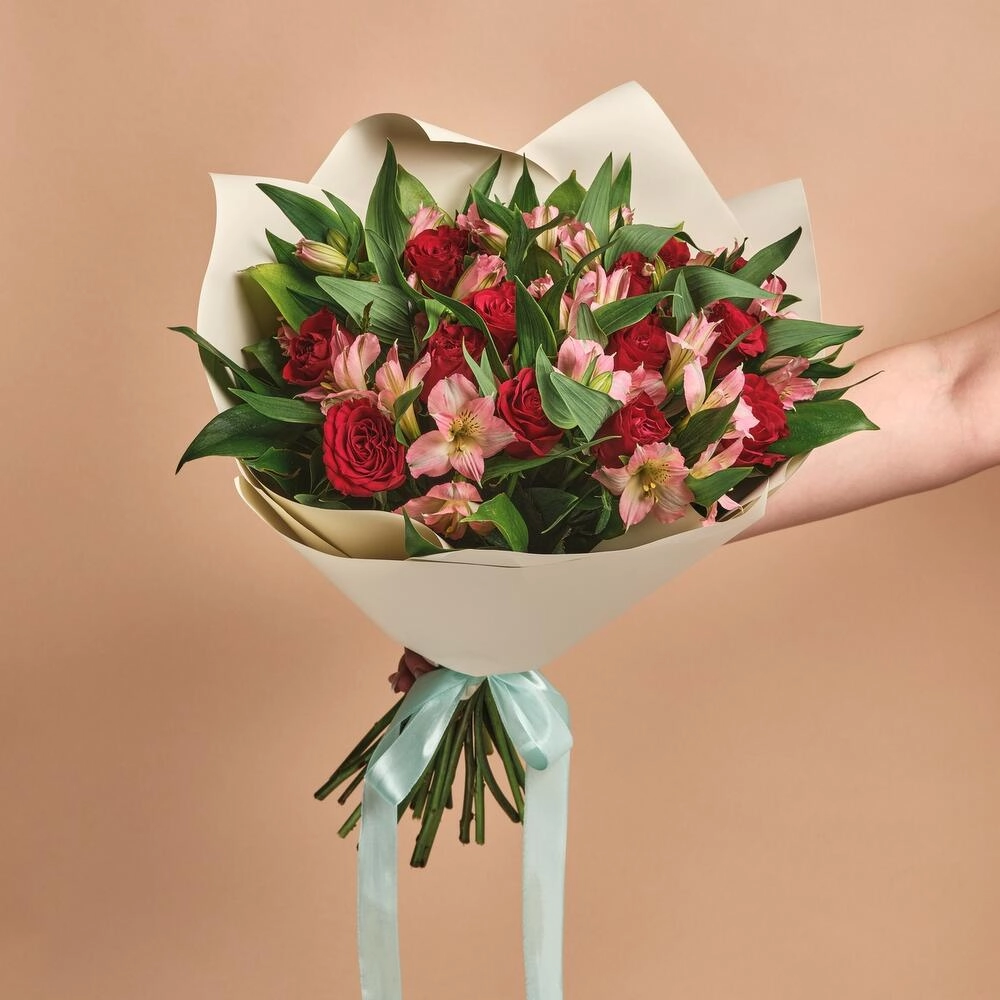 Букет «Нежность слов» — гармония красных роз и нежных альстромерий Петрозаводск Республика Карелия