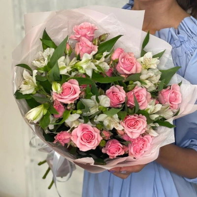 Букет «Розовый фламинго» – нежность розовых кустовых роз и белых альстромерий Петрозаводск Республика Карелия