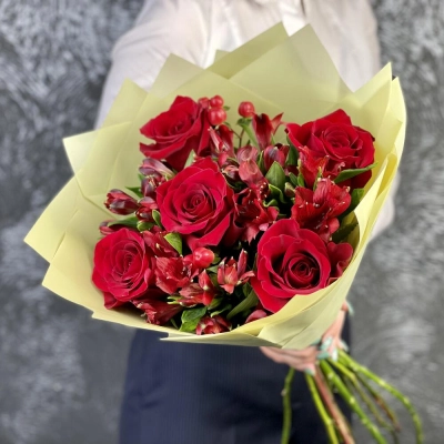 Букет «Бордо» – сочетание красных эквадорских роз и благородных альстромерий Петрозаводск Республика Карелия