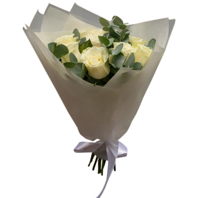 Элегантный букет из 9 белых роз с эвкалиптом – воплощение совершенства Петрозаводск Республика Карелия