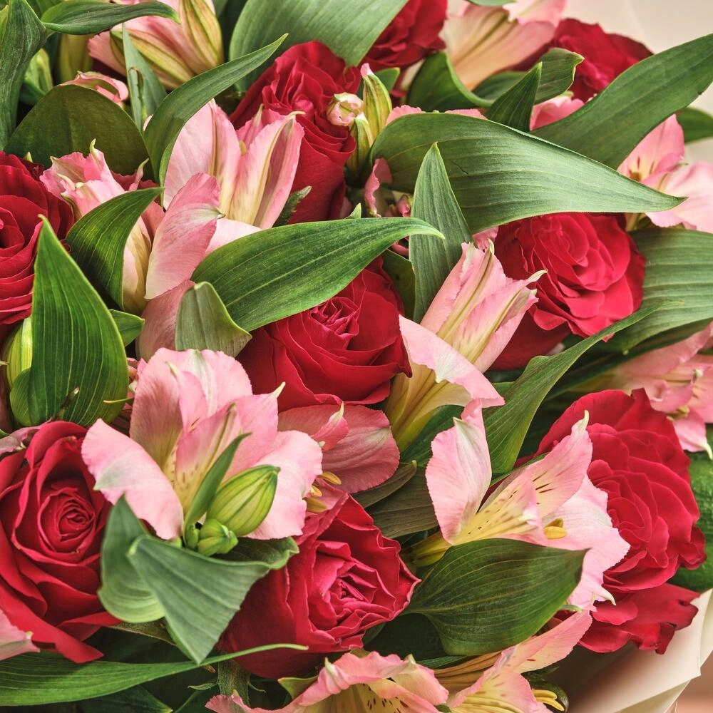 Букет «Нежность слов» — гармония красных роз и нежных альстромерий Петрозаводск Республика Карелия