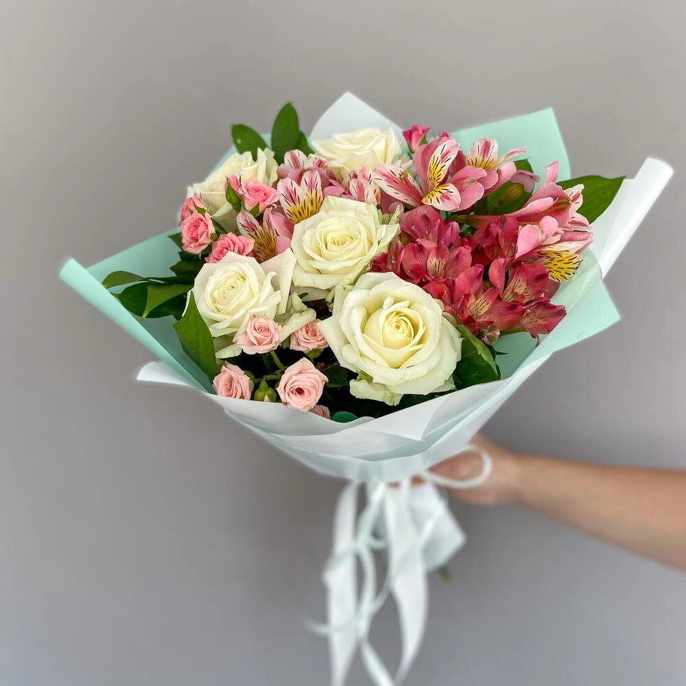 Букет «Николь» – изысканное сочетание роз, кустовых роз и альстромерий Петрозаводск Республика Карелия