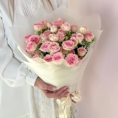 Букет «Нежный аромат» – пышные розовые кустовые розы в элегантной упаковке Петрозаводск Республика Карелия