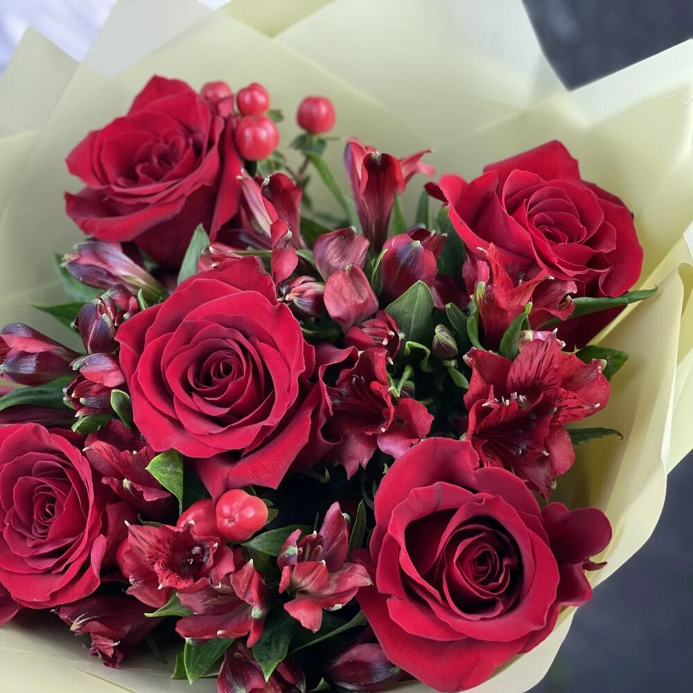Букет «Бордо» – сочетание красных эквадорских роз и благородных альстромерий Петрозаводск Республика Карелия