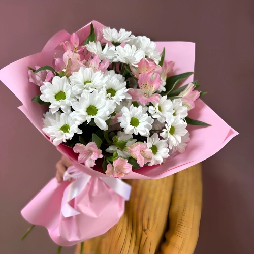 Букет «Поцелуй бабочки» нежность белых хризантем и розовых альстромерий Петрозаводск Республика Карелия