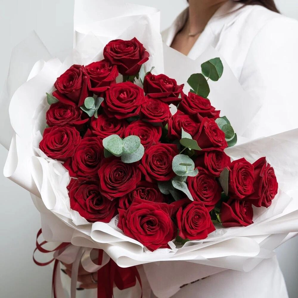 Роскошный букет из 25 красных роз с эвкалиптом – королевский подарок  Петрозаводск Республика Карелия