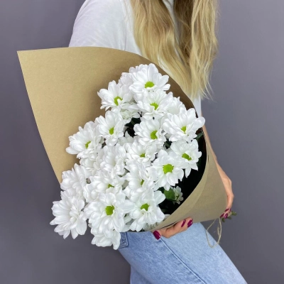 Букет из 5 белых хризантем в крафте – лаконичная элегантность Петрозаводск Республика Карелия
