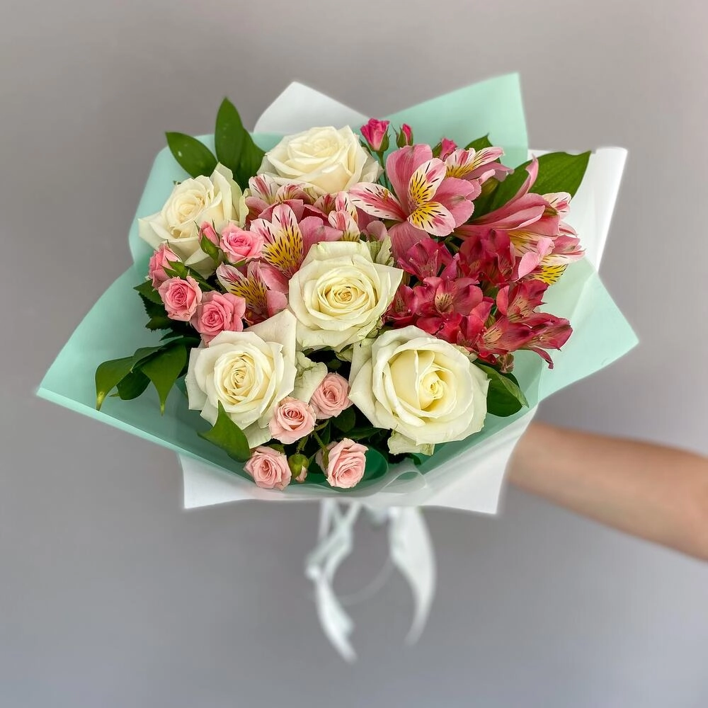 Букет «Николь» – изысканное сочетание роз, кустовых роз и альстромерий Петрозаводск Республика Карелия