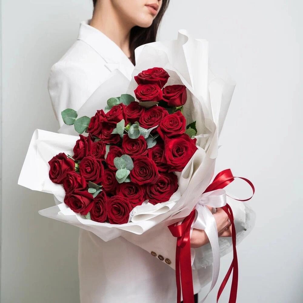 Роскошный букет из 25 красных роз с эвкалиптом – королевский подарок  Петрозаводск Республика Карелия