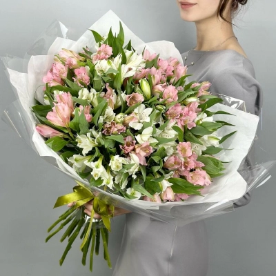 Букет «Гармония» – нежное сочетание белых и розовых альстромерий Петрозаводск Республика Карелия