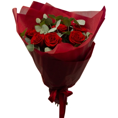 Букет из 9 красных роз с эвкалиптом – классика любви и нежности Петрозаводск Республика Карелия