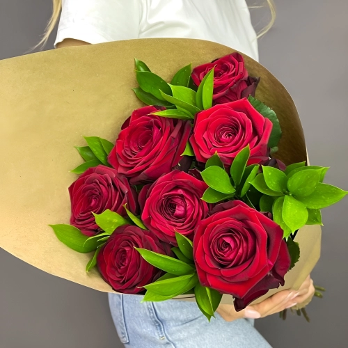 Букет из красных роз с рускусом в крафтовой упаковке – классика с изюминкой Петрозаводск Республика Карелия