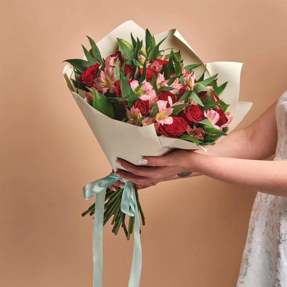Букет «Нежность слов» — гармония красных роз и нежных альстромерий Петрозаводск Республика Карелия
