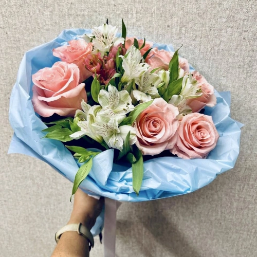 Букет «Фреш» – нежность розовых роз и белых альстромерий Петрозаводск Республика Карелия