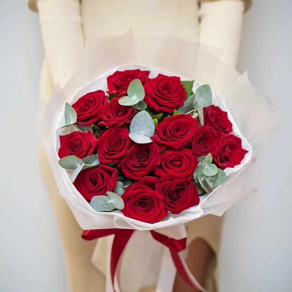 Элегантный букет из 15 красных роз с эвкалиптом – символ страсти и нежности Петрозаводск Республика Карелия