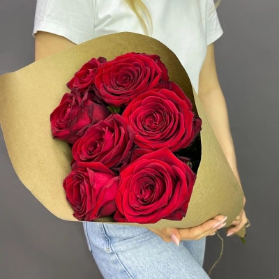 Букет из 7 красных роз в крафте – страсть в стильной упаковке Петрозаводск Республика Карелия