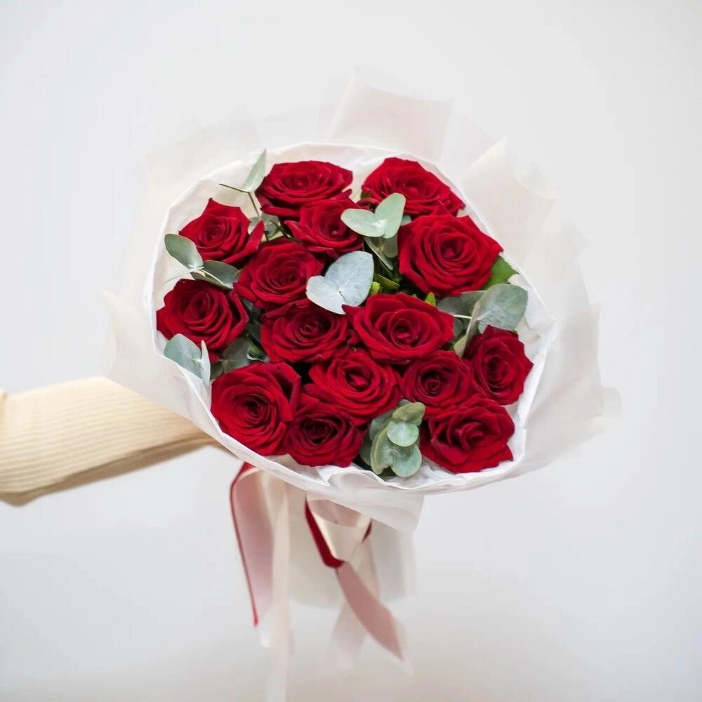 Элегантный букет из 15 красных роз с эвкалиптом – символ страсти и нежности Петрозаводск Республика Карелия