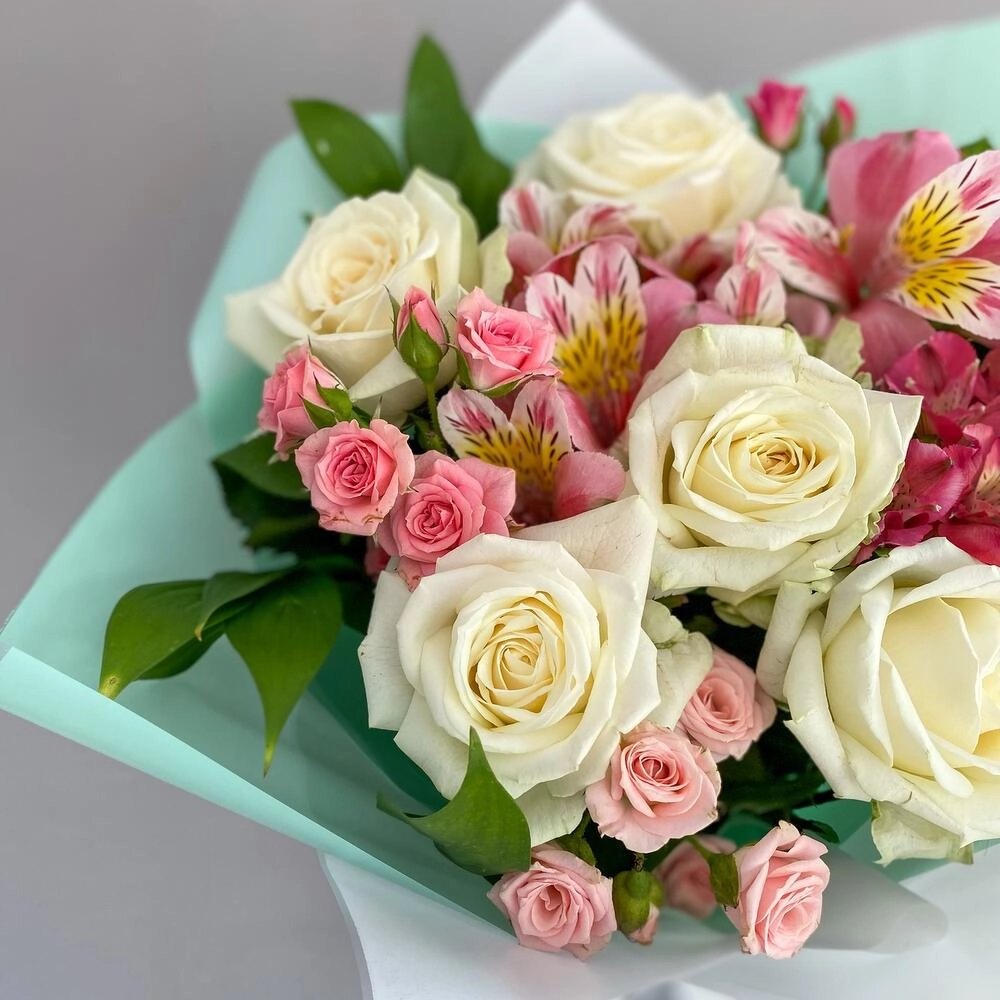 Букет «Николь» – изысканное сочетание роз, кустовых роз и альстромерий Петрозаводск Республика Карелия