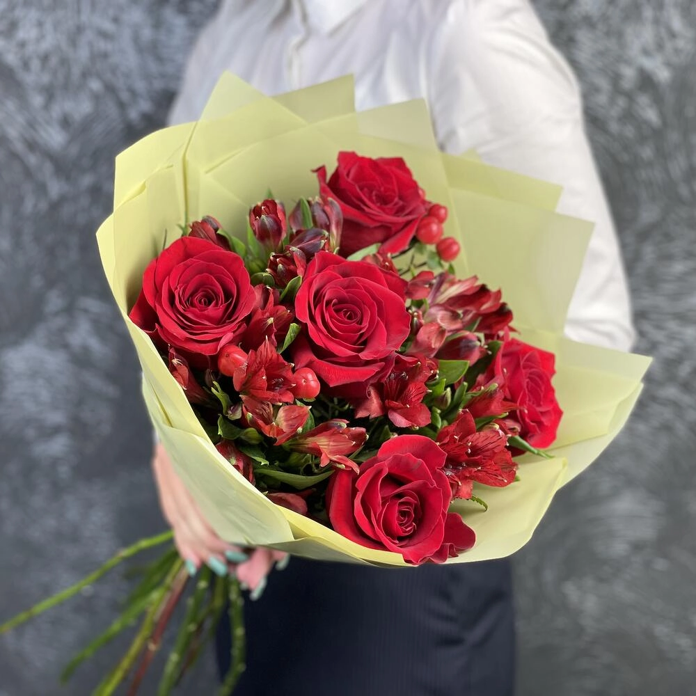 Букет «Бордо» – сочетание красных эквадорских роз и благородных альстромерий Петрозаводск Республика Карелия