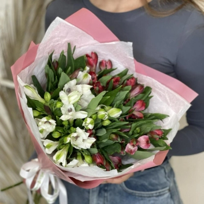 Букет «Люблю»– страсть и чистота в красно-белых альстромериях Петрозаводск Республика Карелия