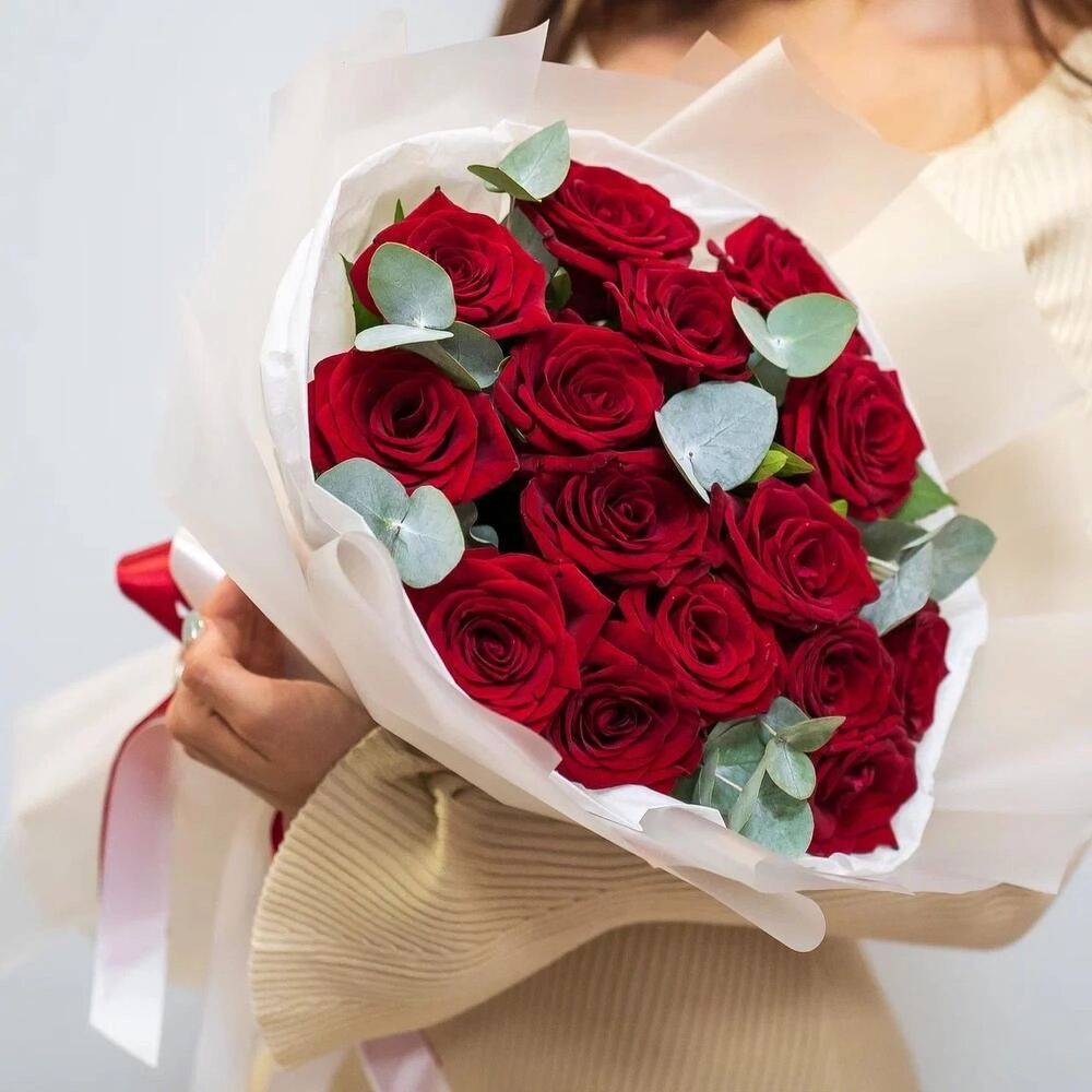 Элегантный букет из 15 красных роз с эвкалиптом – символ страсти и нежности Петрозаводск Республика Карелия