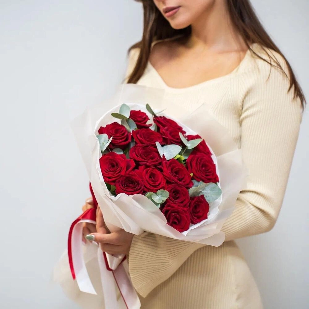Элегантный букет из 15 красных роз с эвкалиптом – символ страсти и нежности Петрозаводск Республика Карелия