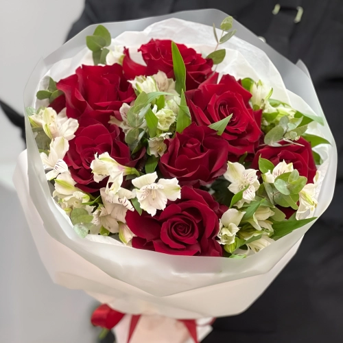 Букет «Любимой» – 7 эквадорских роз и белых альстромерий Петрозаводск Республика Карелия