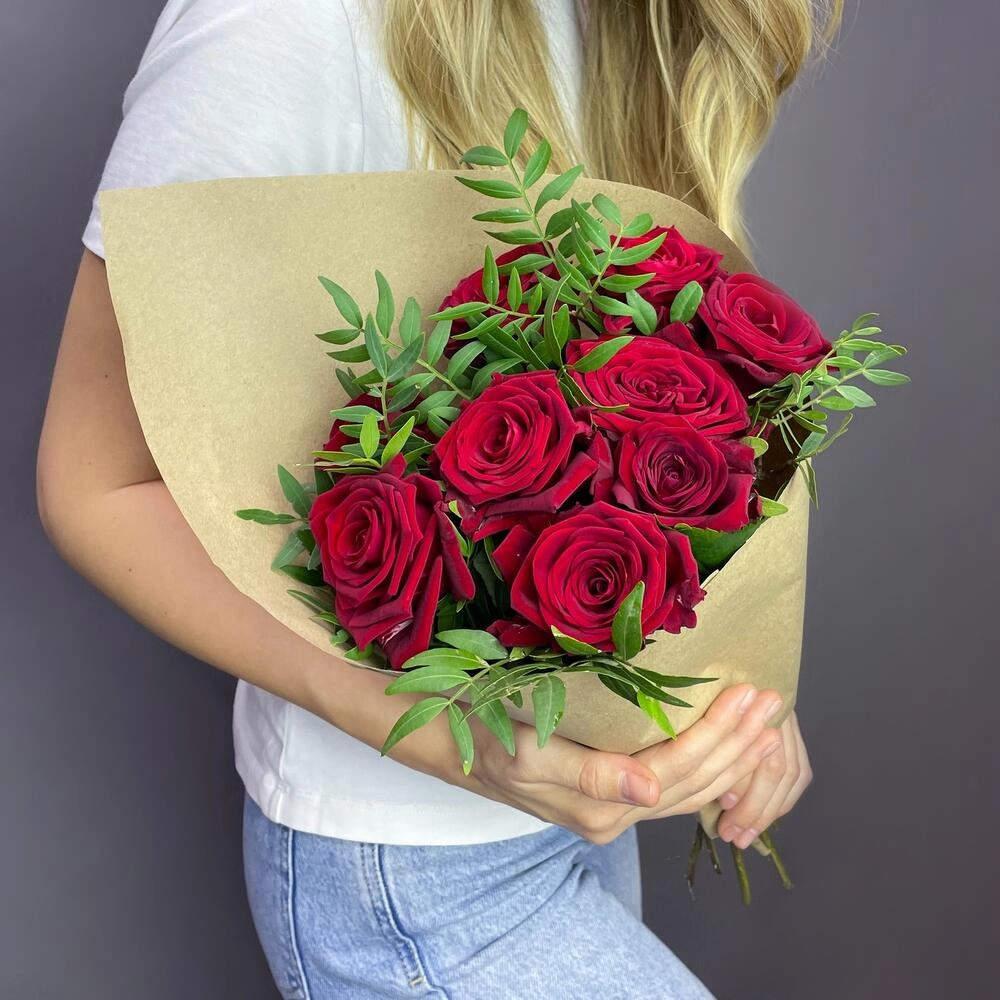 Букет из 9 красных роз с фисташкой – гармония страсти и свежести Петрозаводск Республика Карелия