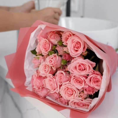 Букет из 9 розовых кустовых роз – нежность в каждом лепестке Петрозаводск Республика Карелия