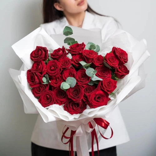 Роскошный букет из 25 красных роз с эвкалиптом – королевский подарок  Петрозаводск Республика Карелия