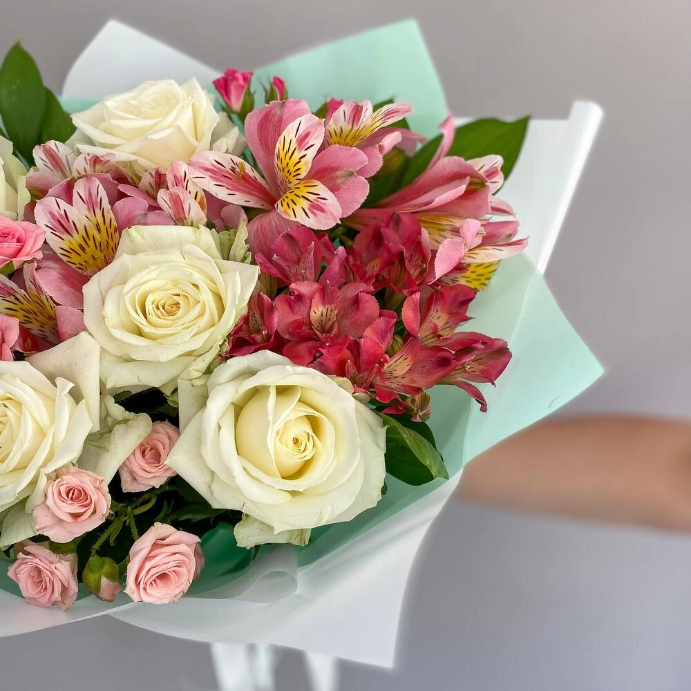 Букет «Николь» – изысканное сочетание роз, кустовых роз и альстромерий Петрозаводск Республика Карелия