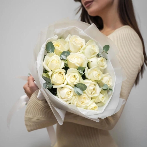 Букет из 15 белых роз с эвкалиптом – чистота и изысканность Петрозаводск Республика Карелия