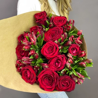 Букет «Стрелиция» – гармония из красных роз и белых альстромерий  Петрозаводск Республика Карелия