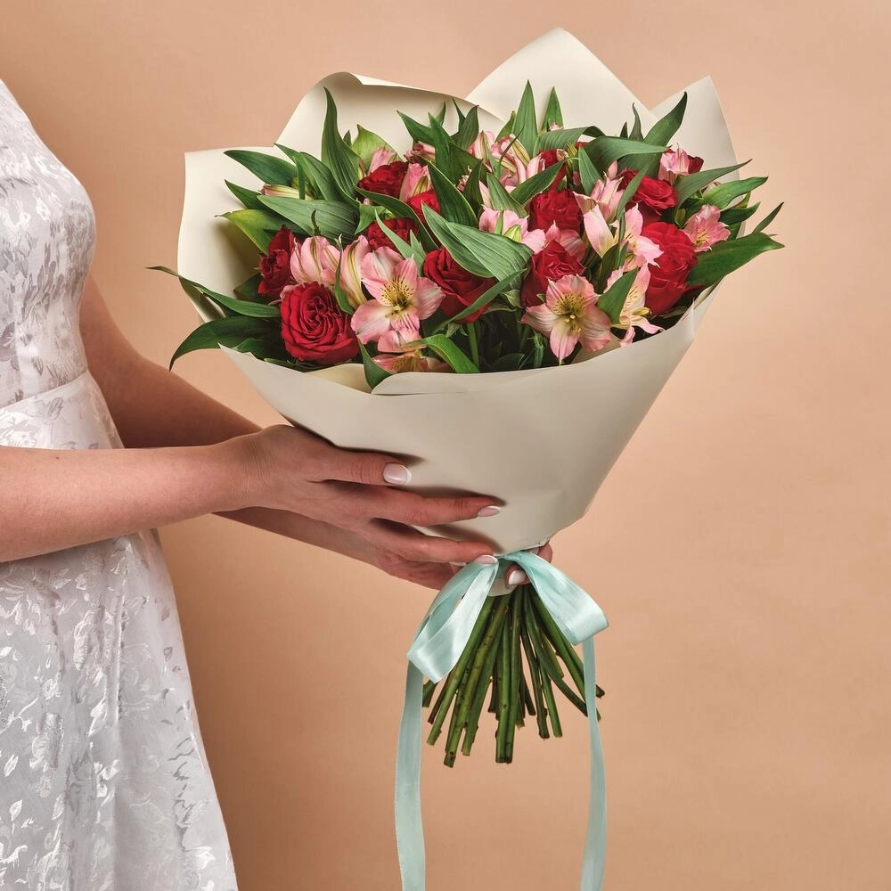 Букет «Нежность слов» — гармония красных роз и нежных альстромерий Петрозаводск Республика Карелия