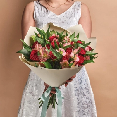 Букет «Нежность слов» — гармония красных роз и нежных альстромерий Петрозаводск Республика Карелия