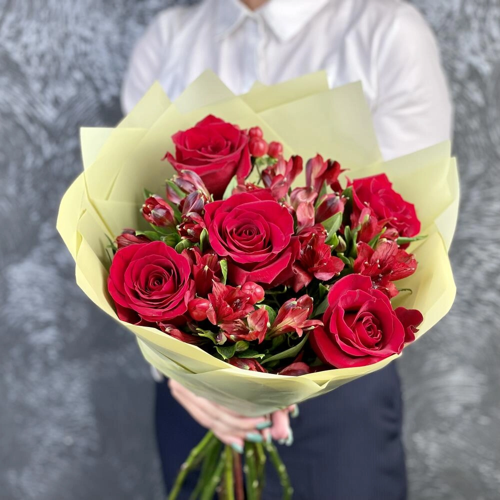 Букет «Бордо» – сочетание красных эквадорских роз и благородных альстромерий Петрозаводск Республика Карелия