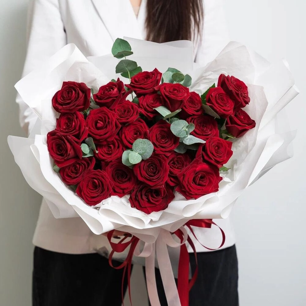 Роскошный букет из 25 красных роз с эвкалиптом – королевский подарок  Петрозаводск Республика Карелия